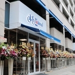 スポーツサイクル専門店として西日本最大級というワイズロード神戸店＝神戸市中央区海岸通
