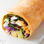 「トルティーヤのサラダ恵方巻き」（同社提供）