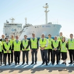 豪州への到着を喜ぶ関係者ら（川崎重工業提供）