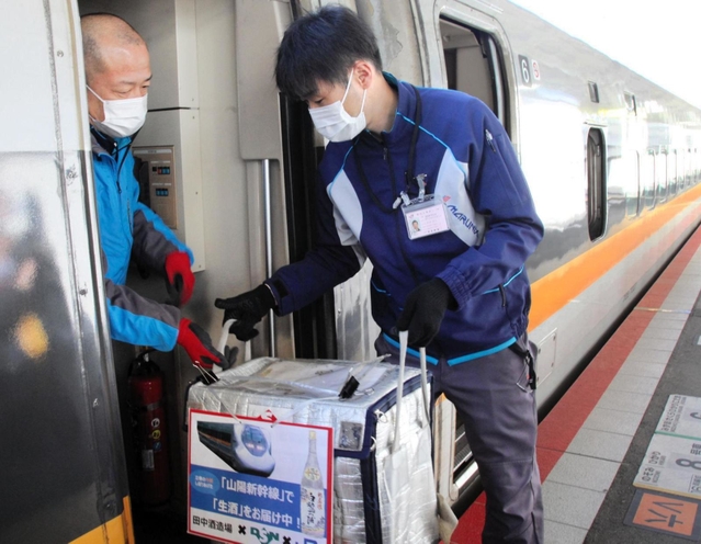 新幹線に積み込まれる田中酒造場の日本酒＝ＪＲ姫路駅