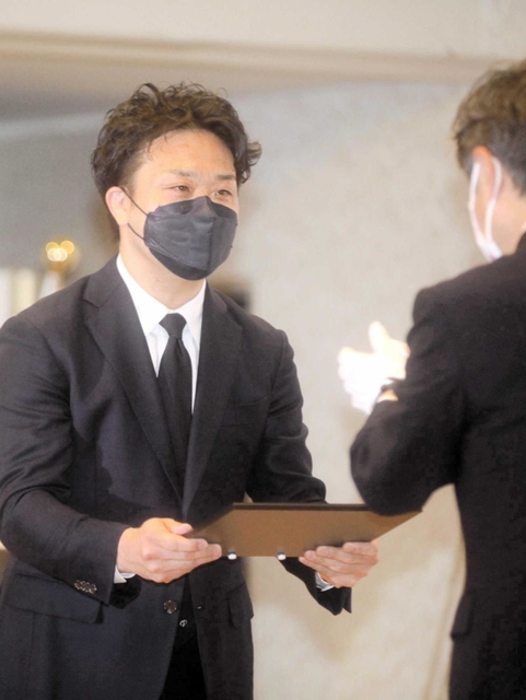 賞状を受け取る中西智之社長＝大阪市北区（撮影・大盛周平）