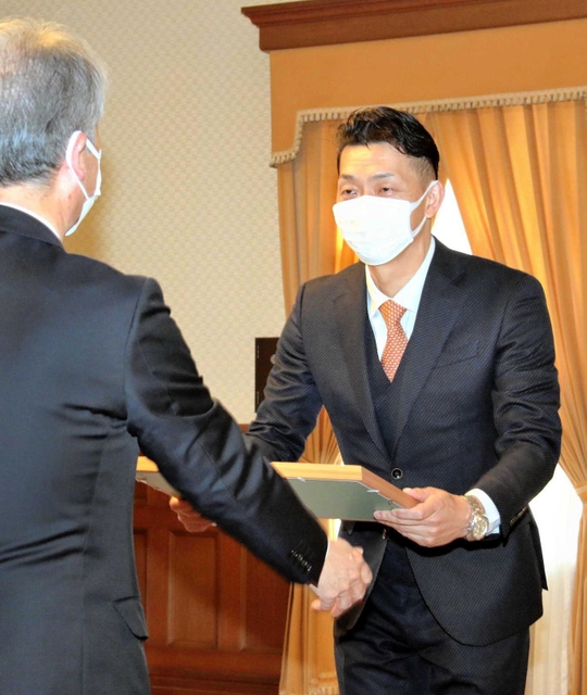 「ひょうごＮｏ．１ものづくり大賞」の大賞に輝いたトリーエンジニアリングの古堤裕行社長（奥）＝兵庫県公館