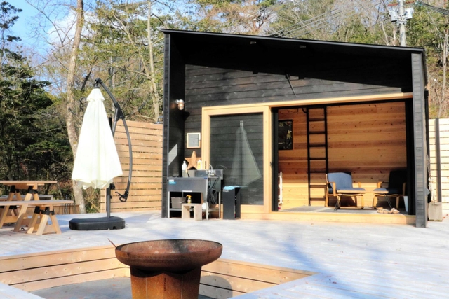 間伐材を活用したロッジのショールーム。たき火スペースも設けた＝神戸市北区山田町下谷上