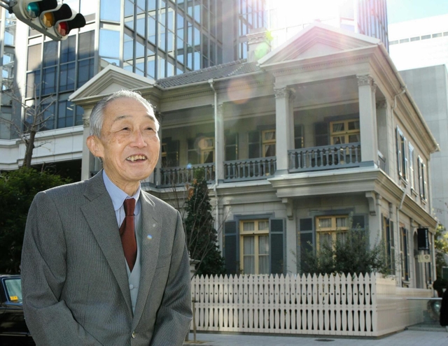 旧居留地十五番館の前で、建物への思いを語る野澤太一郎さん＝２０１３年１２月、神戸市中央区浪花町