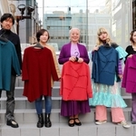 完成した洋服を手にするＫＥＩＫＯさん（中央）と学生ら＝大阪市中央区西心斎橋２、バンタンデザイン研究所