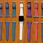 「革の黒ダイヤ」と呼ばれる黒桟革で仕上げた腕用ベルト（坂本商店提供）