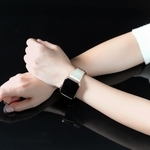 １年かけて製造方法を研究した白い黒桟革をの腕用ベルト。女性客を意識した（坂本商店提供）