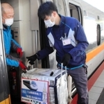 新幹線に積み込まれる田中酒造場の日本酒＝ＪＲ姫路駅