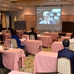 「会社のあり方」についてリモートで講演する岩井克人・国際基督教大特別招聘教授＝８日午前、大阪市北区（撮影・中西幸大）