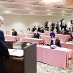 冒頭で、関西経済の課題など問題提起を行う松本正義関西経済連合会会長に聞き入る参加者＝８日午前、大阪市北区（撮影・中西幸大）