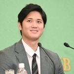 記者会見に臨む大谷翔平＝２０２１年１１月１５日、東京・日本記者クラブ