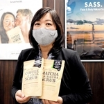 スクラブを手にするＭＡＭ＆ｄ．の吉田多鶴子社長＝神戸市中央区御幸通４