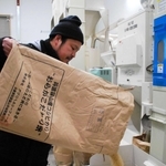 昨年秋に収穫した玄米を精製するアグリヘルシーファームの原智宏社長＝丹波篠山市味間奥