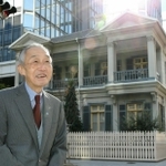 旧居留地十五番館の前で、建物への思いを語る野澤太一郎さん＝２０１３年１２月、神戸市中央区浪花町