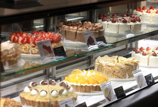 ショーケースに並ぶ洋菓子＝４日午後、神戸市中央区元町通１（撮影・鈴木雅之）