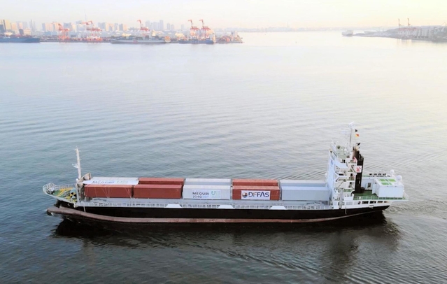 無人運航するコンテナ船「すざく」（日本財団提供）