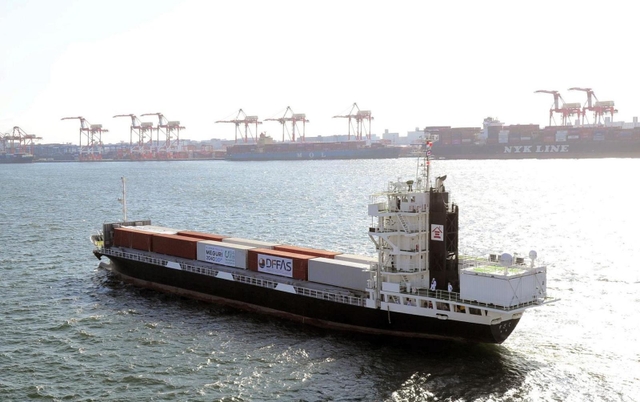 無人運航するコンテナ船「すざく」（日本財団提供）