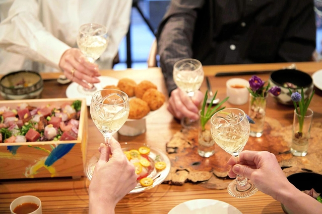 料理ととともに、ワイングラスでも楽しめる（安福又四郎商店提供）