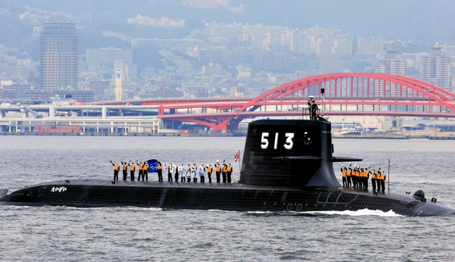 三菱重工業神戸造船所から海上自衛隊に引き渡された新型潜水艦「たいげい」＝９日午後、観光遊覧船「ｂｏｈ　ｂｏｈ　ＫＯＢＥ」から（撮影・吉田敦史）