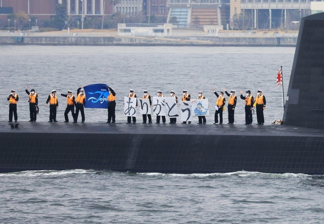 三菱重工業神戸造船所から海上自衛隊に引き渡された新型潜水艦「たいげい」＝９日午後、観光遊覧船「ｂｏｈ　ｂｏｈ　ＫＯＢＥ」から（撮影・吉田敦史）
