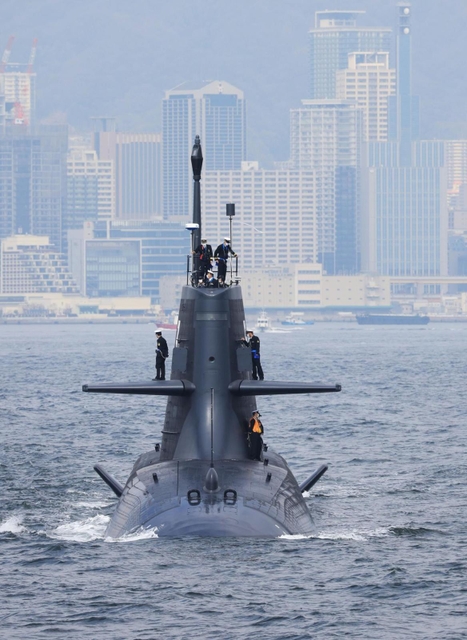 三菱重工業神戸造船所から海上自衛隊に引き渡された新型潜水艦「たいげい」＝９日午後、観光遊覧船「ｂｏｈ　ｂｏｈ　ＫＯＢＥ」から（撮影・吉田敦史）
