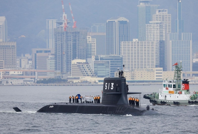 三菱重工業神戸造船所から海上自衛隊に引き渡された新型潜水艦「たいげい」＝９日午後、観光遊覧船「ｂｏｈ　ｂｏｈ　ＫＯＢＥ」から（撮影・吉田敦史）