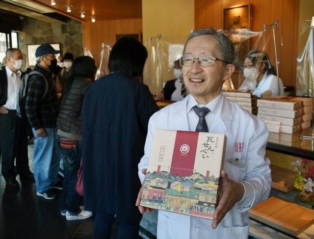 21日に閉店する菊水総本店で、感謝の気持ちを口にする代表の堀木利則さん＝神戸市中央区多聞通３