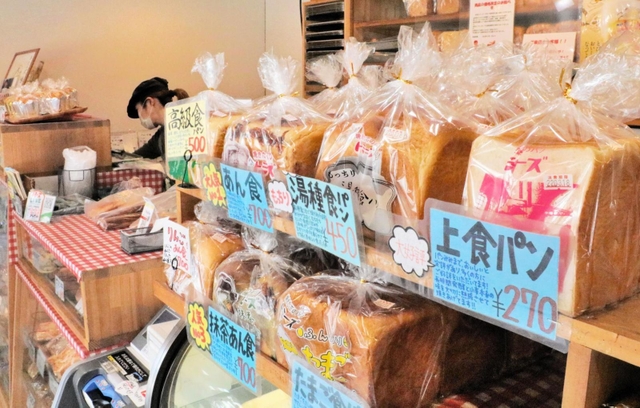 さまざまなパンが並ぶ店内。４月から値上げを予定する＝神戸市中央区琴ノ緒町４、トミーズ三宮東店