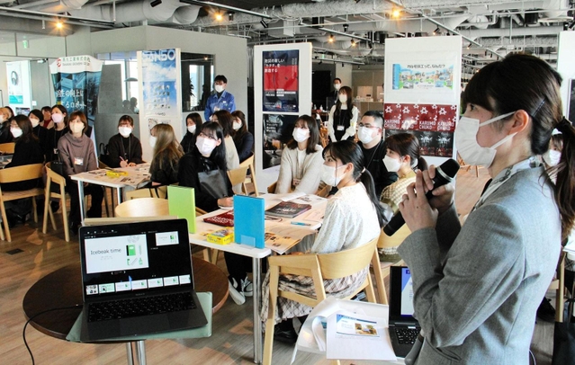 中小企業の担当者（手前）から説明を聞く女子大学生ら＝神戸市中央区加納町４、アンカー神戸