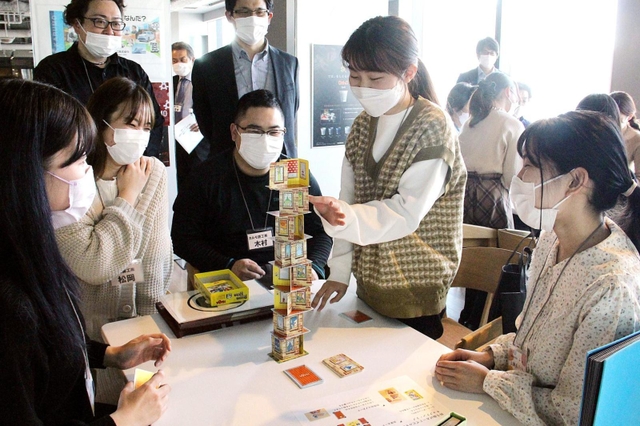 ゲームで交流する女子大生と中小企業の担当者ら＝神戸市中央区加納町４、アンカー神戸