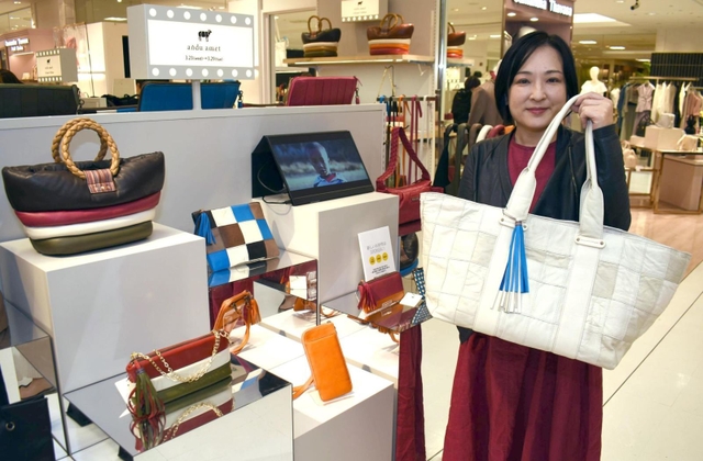 エチオピアの羊革を使い、エシカル（倫理的）なバッグや革小物を展開する「ａｎｄｕ　ａｍｅｔ」の鮫島弘子さん＝大丸神戸店