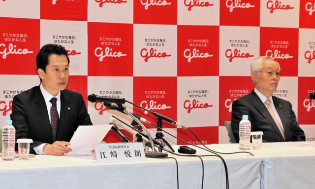 新社長に就任し会見する江崎悦朗氏（左）と、会長に就いた勝久氏＝大阪市西淀川区歌島４