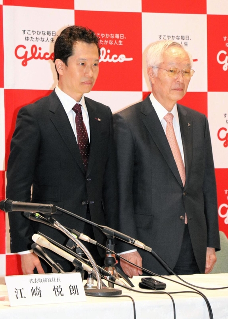 新社長に就任した江崎悦朗氏（左）と、会長に就いた勝久氏＝大阪市西淀川区歌島４