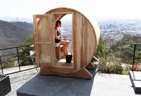 新客室「ＴＯＴＯＮＯＩ（ととのい）」のテラスに設けられたバレルサウナ＝姫路市広嶺山、セトレハイランドヴィラ姫路