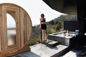 テラスに設けられたサウナと水風呂＝姫路市広嶺山、セトレハイランドヴィラ姫路