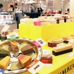 全国のご当地バウムが並ぶ会場。食べ比べもできる＝神戸市中央区小野柄通８、神戸阪急