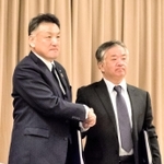 Ｍ＆Ａの調印式で握手する日工の辻勝社長（左）と宇部興機の阿部正義前社長＝１日午前、山口県宇部市（日工提供）