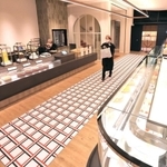 リニューアルしたユーハイム本店。日本での開業１００年を記念して考案した新たな柄「ユーハイムチェック」が床を彩る＝４日午後、神戸市中央区元町通１（撮影・鈴木雅之）