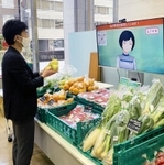 アバターが接客する無人野菜販売コーナー＝大阪市北区、ＪＲ西日本