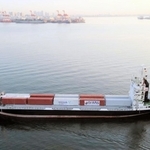 無人運航するコンテナ船「すざく」（日本財団提供）