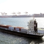 無人運航するコンテナ船「すざく」（日本財団提供）