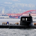 三菱重工業神戸造船所から海上自衛隊に引き渡された新型潜水艦「たいげい」＝９日午後、観光遊覧船「ｂｏｈ　ｂｏｈ　ＫＯＢＥ」から（撮影・吉田敦史）
