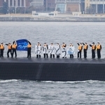 三菱重工業神戸造船所から海上自衛隊に引き渡された新型潜水艦「たいげい」＝９日午後、観光遊覧船「ｂｏｈ　ｂｏｈ　ＫＯＢＥ」から（撮影・吉田敦史）