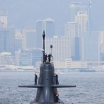 三菱重工業神戸造船所から海上自衛隊に引き渡された新型潜水艦「たいげい」＝９日午後、観光遊覧船「ｂｏｈ　ｂｏｈ　ＫＯＢＥ」から（撮影・吉田敦史）