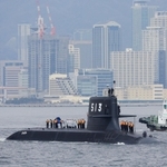 三菱重工業神戸造船所から海上自衛隊に引き渡された新型潜水艦「たいげい」＝９日午後、観光遊覧船「ｂｏｈ　ｂｏｈ　ＫＯＢＥ」から（撮影・吉田敦史）