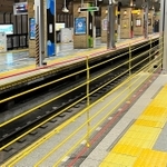 電車の到着前と発車後は、ワイヤロープが下りて線路への転落を防ぐ＝神戸三宮駅（阪神電気鉄道提供）