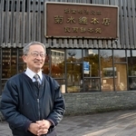 約１５０年の歴史に幕を下ろす菊水総本店。「お客さんにも私たちにも、たくさんの思い出がある」と話す代表の堀木利則さん＝神戸市中央区多聞通３
