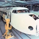 川崎重工業兵庫工場で製造される東海道・山陽新幹線０系＝１９７２年、神戸市兵庫区（同社提供）