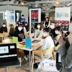 中小企業の担当者（手前）から説明を聞く女子大学生ら＝神戸市中央区加納町４、アンカー神戸