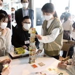 ゲームで交流する女子大生と中小企業の担当者ら＝神戸市中央区加納町４、アンカー神戸